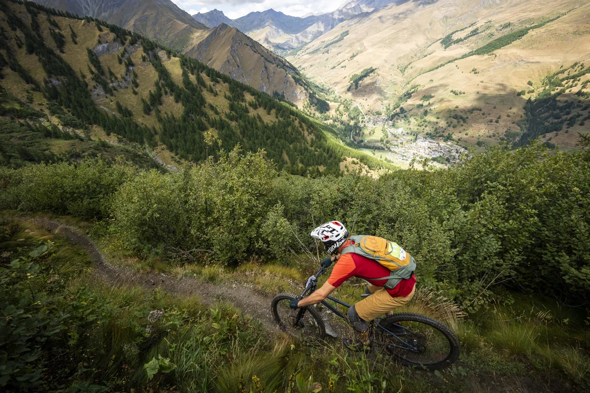 Mountainbiker auf einem Trail